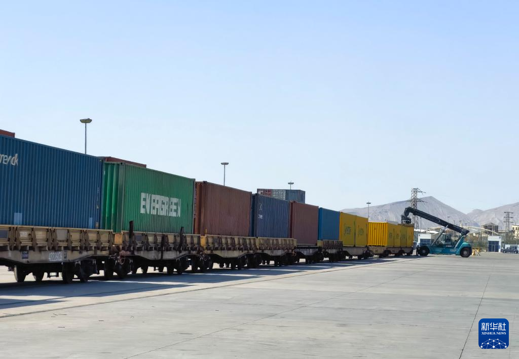   9月9日，巴库阿普歇伦物流中心内正在进行集装箱卸载作业。新华社记者 刘书辰 摄