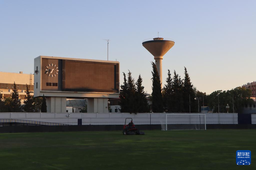   這是8月31日在約旦伊爾比德市哈桑體育城拍攝的足球場。 新華社記者何奕萍攝