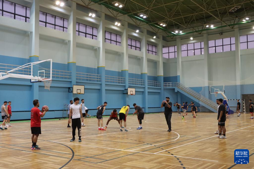   8月31日，在約旦伊爾比德市哈桑體育城，運動員們在訓練館裡訓練。 新華社記者何奕萍攝