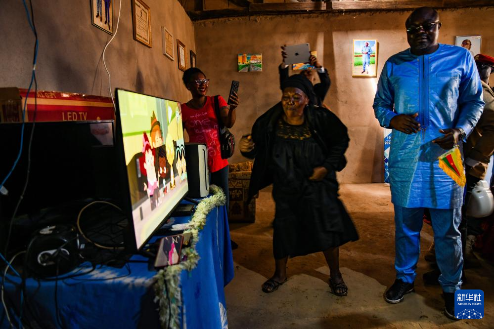 On October 8th, in the village of Songmingbias in Cameroon, people were watching TV programs at home. Xinhua News Agency (Photo by Science Popularization)