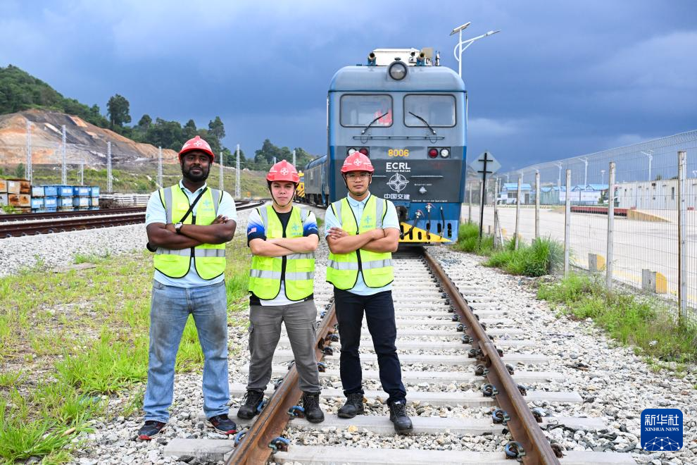   這是10月9日在馬來西亞彭亨州拍攝的三名通過“中馬鐵路人才培訓計畫”的本地員工。 新華社記者程一恒攝