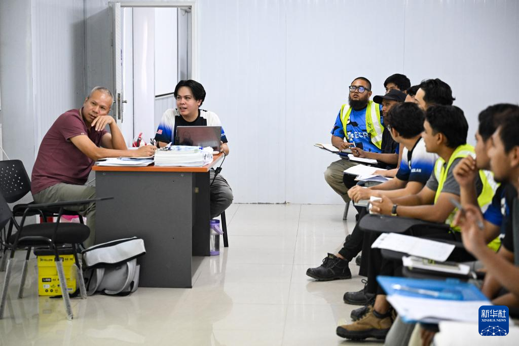   10月9日，黃明咏（左一）在馬來西亞彭亨州給學生上課。 新華社記者程一恒攝