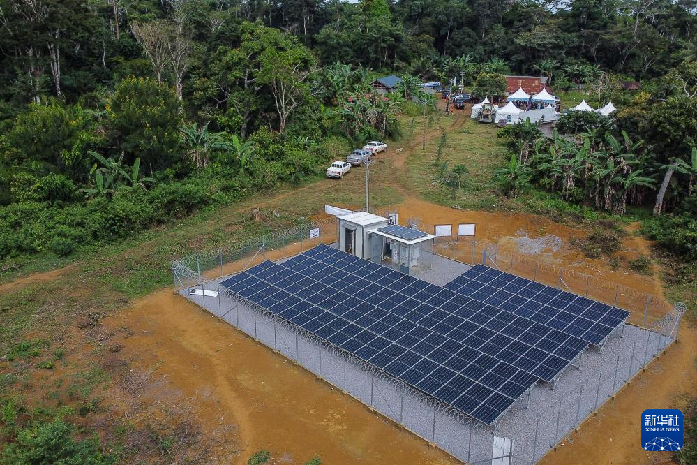 This is a solar power plant (drone photo) taken on October 8th in the village of Songmingbias, Cameroon. Xinhua News Agency (Photo by Science Popularization)
