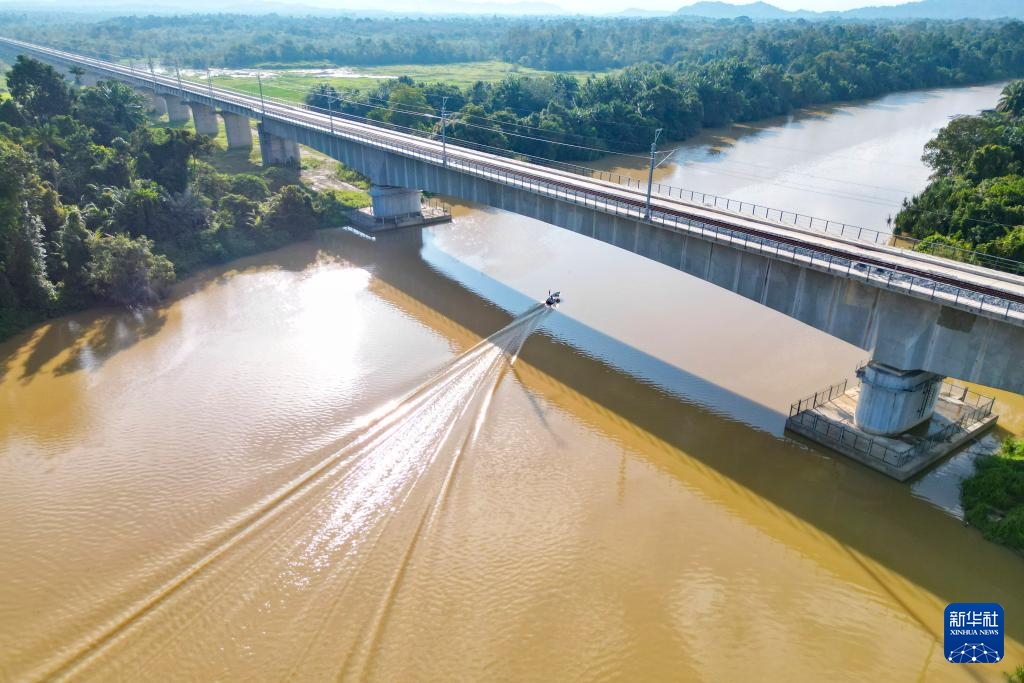   這是10月10日在馬來西亞彭亨州拍攝的馬來西亞東海岸鐵路的一座橋樑（無人機拍攝）。 新華社記者程一恒攝