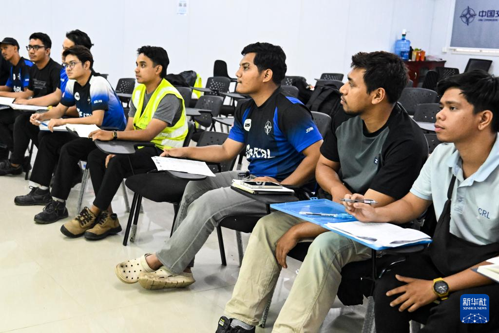   這是10月9日在馬來西亞彭亨州拍攝的馬來西亞東海岸鐵路項目本地員工穆罕默德·伊克馬爾（右三）。 新華社記者程一恒攝