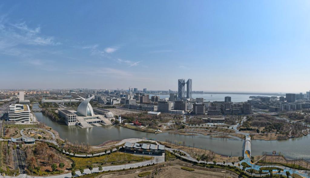   2025年3月19日拍攝的上海自貿試驗區臨港新片區滴水湖畔景色（無人機照片）。 新華社記者方喆攝