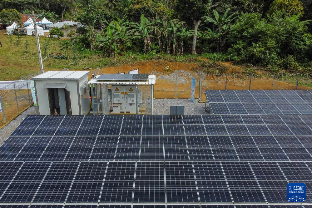 This is a solar power plant (drone photo) taken on October 8th in the village of Songmingbias, Cameroon. Xinhua News Agency (Photo by Science Popularization)