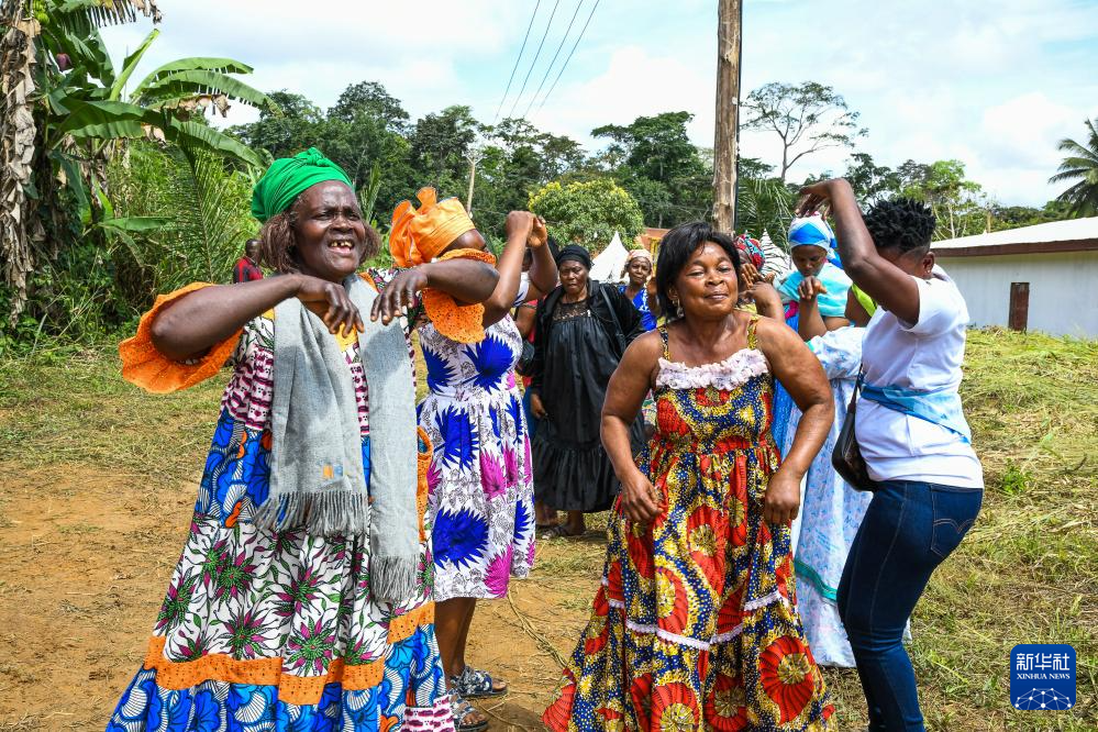 On October 8th, in Songmingbias Village, Cameroon, villagers celebrated the official launch of a rural off grid solar power station project built by a Chinese enterprise. Xinhua News Agency (Photo by Science Popularization)