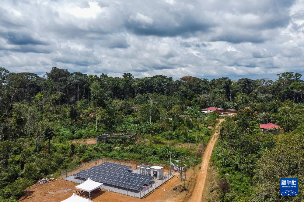 This is a solar power plant (drone photo) taken on October 8th in the village of Songmingbias, Cameroon. Xinhua News Agency (Photo by Science Popularization)