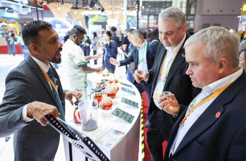 On November 7th, at the Sri Lanka Pavilion of the 8th CIIE National Exhibition, the exhibitor (first from the left) promoted Ceylon black tea. Photo by Xinhua News Agency reporter Meng Chengguang