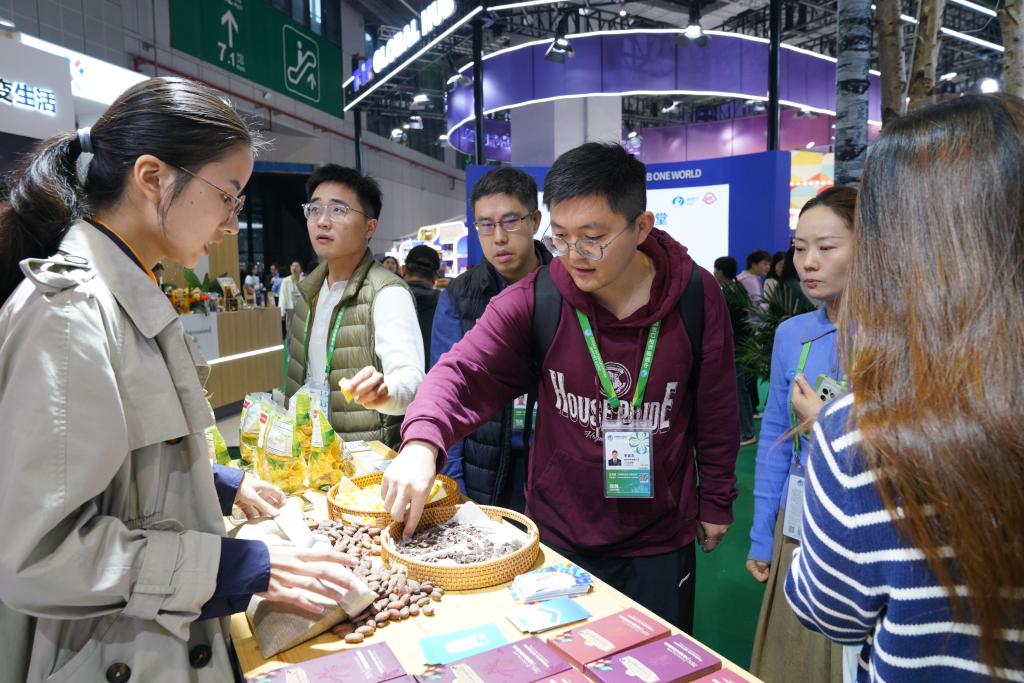 On November 7th, at the agricultural and food products exhibition area, visitors tasted chocolate produced in Ecuador. Photo by Xinhua News Agency reporter Liu Wenhui