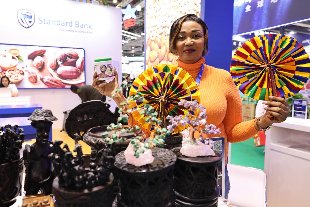 On November 7th, at the 8th CIIE Agricultural and Food Products Exhibition Area, exhibitors from Ghana showcased local specialty folding fans and avocado moisturizers. Photo by Xinhua News Agency reporter Fang Zhe