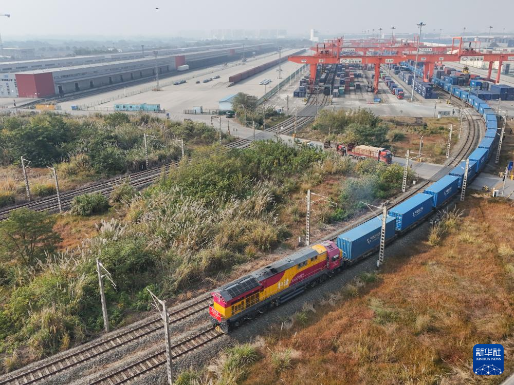   11月28日，X8086次中歐班列從成都青白江區國際鐵路港駛出（無人機照片）。 新華社記者王曦攝