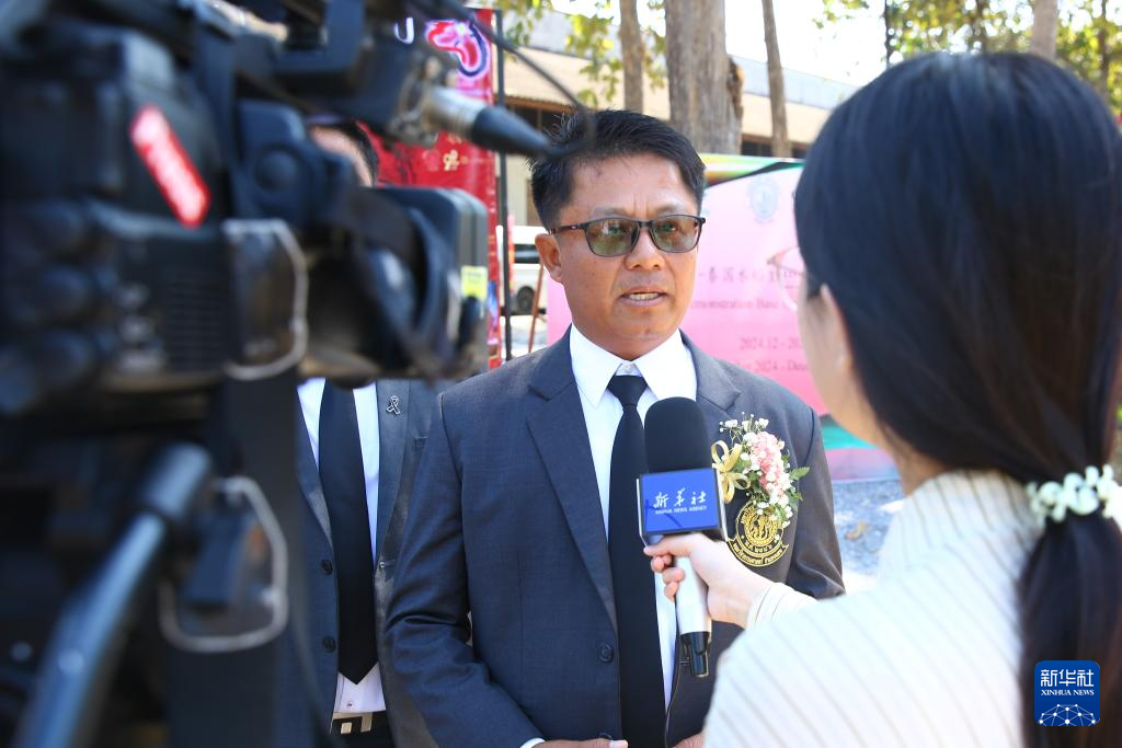 On December 2nd, at the Gan Phong Sheng campus of the Thai Agricultural University in the central Thai city of Pathum Thani, Songchai Dong Chadi, the dean of the School of Engineering at the campus, was interviewed by Xinhua News Agency. Photo by Xinhua News Agency reporter Sun Weitong