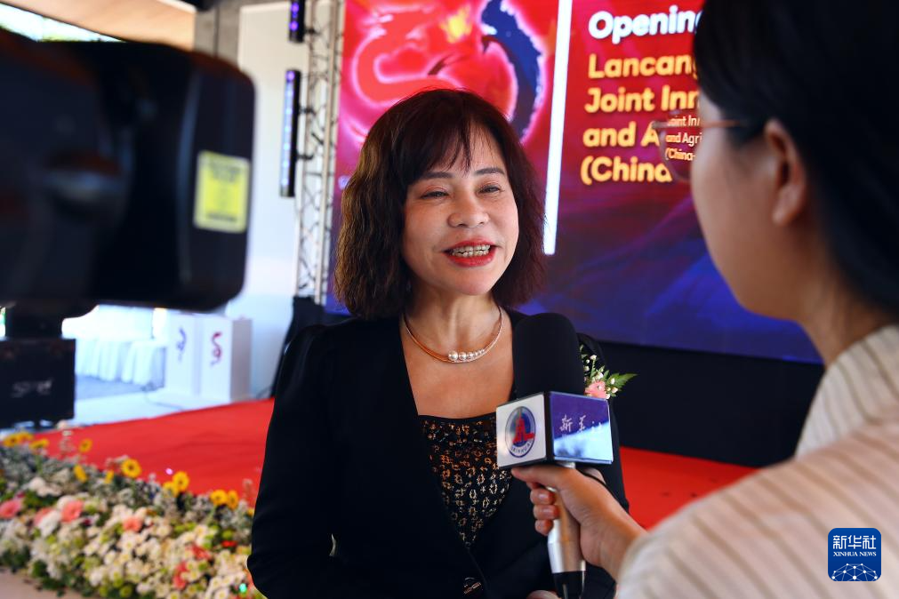 On December 2nd, Yang Minli, Director of the China Agricultural Mechanization Development Research Center at China Agricultural University, was interviewed by Xinhua News Agency at the Gan Phong Sheng Campus of Thailand Agricultural University in the central city of Pathum Thani. Photo by Xinhua News Agency reporter Sun Weitong