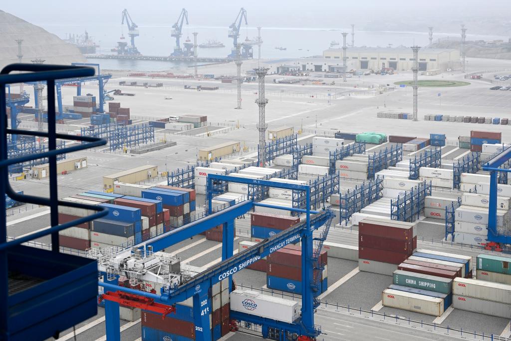   這是5月16日拍攝的秘魯錢凱港碼頭擺放的集裝箱。 新華社記者李木子攝