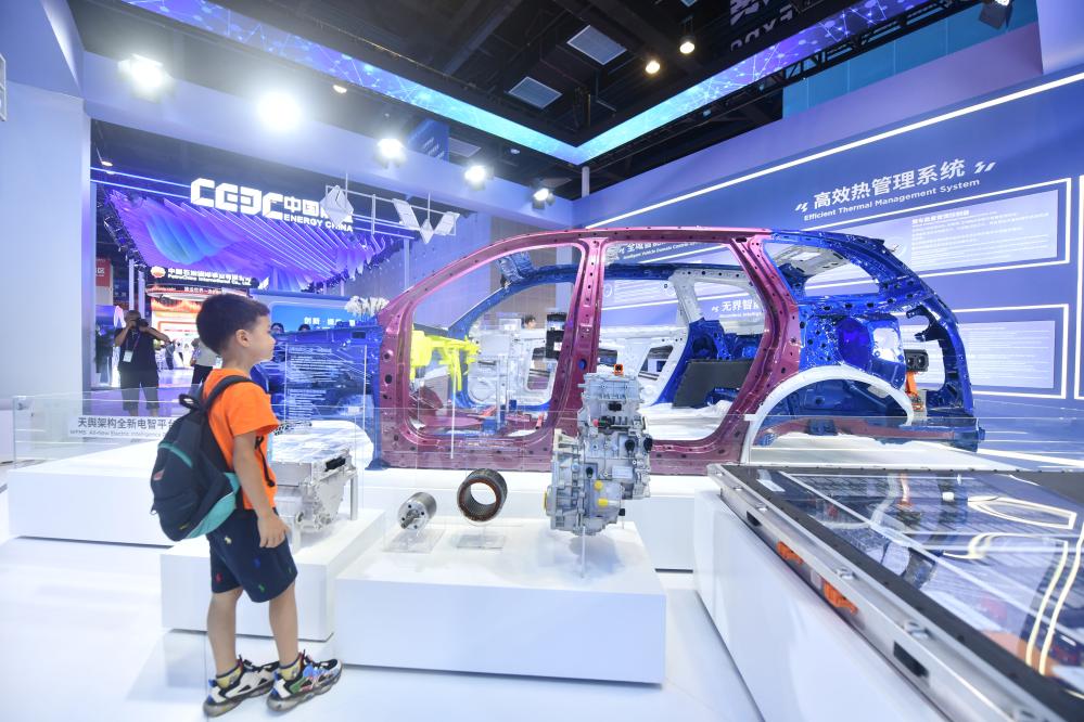 At the 22nd China ASEAN Expo, Liuzhou's new energy vehicles powered by artificial intelligence have attracted widespread attention from domestic and foreign businesses and audiences. This is the Liuzhou produced electric new energy vehicle exhibition booth taken on September 20th at the Nanning International Convention and Exhibition Center. Photo by Xinhua News Agency reporter Hu Qiusi