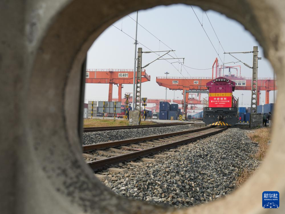   11月28日，X8086次中歐班列從成都青白江區國際鐵路港駛出。 新華社記者王曦攝