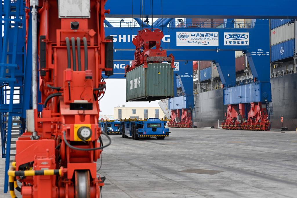   5月16日，在秘魯錢凱港，智慧駕駛集裝箱卡車準備接載集裝箱。 新華社記者李木子攝