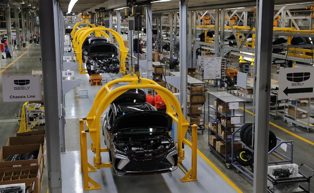 On January 15, 2025, workers were working on the production line of Geely Automobile Egypt factory in October 6th City, Giza Province, Egypt. Photo by Xinhua News Agency reporter Wang Dongzhen