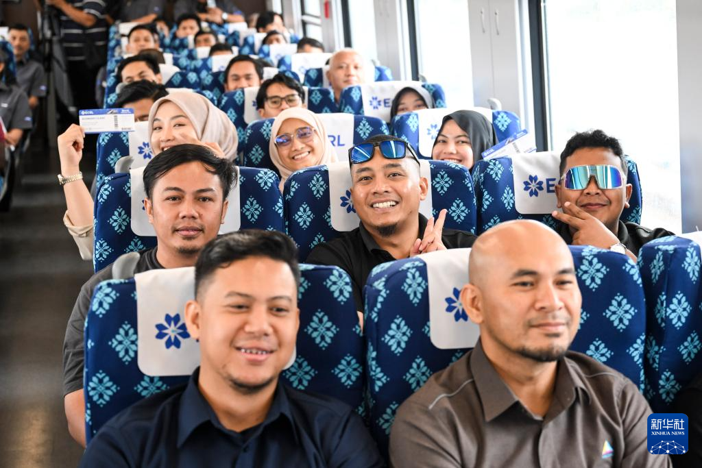 On February 11th, guests took a test ride on a high-speed train in Pahang, Malaysia. Photo by Cheng Yiheng, Xinhua News Agency reporter