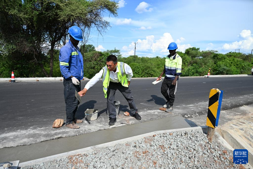 On December 7, 2025, at the construction site of Highway 301 from Matanbo to Malala in Tete City, Mozambique, workers carried out road surface repair work. Xinhua News Agency (photo provided by Henan International Group, China)