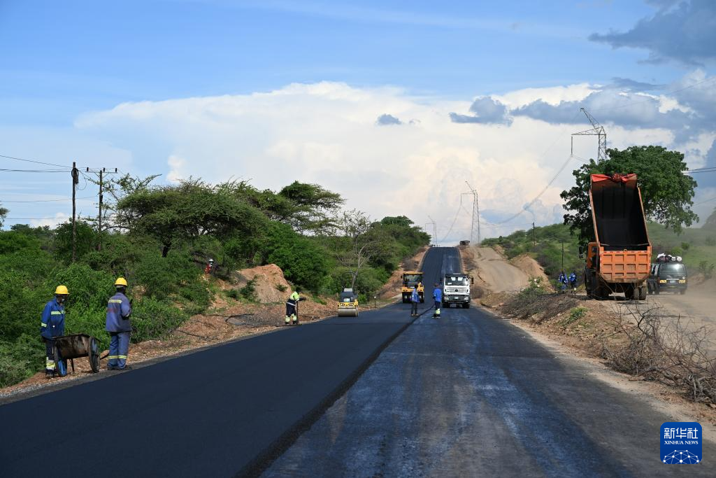 On December 7, 2025, at the construction site of Highway 301 from Matanbo to Malala in Tete City, Mozambique, workers were laying asphalt concrete surface layer. Xinhua News Agency (photo provided by Henan International Group, China)