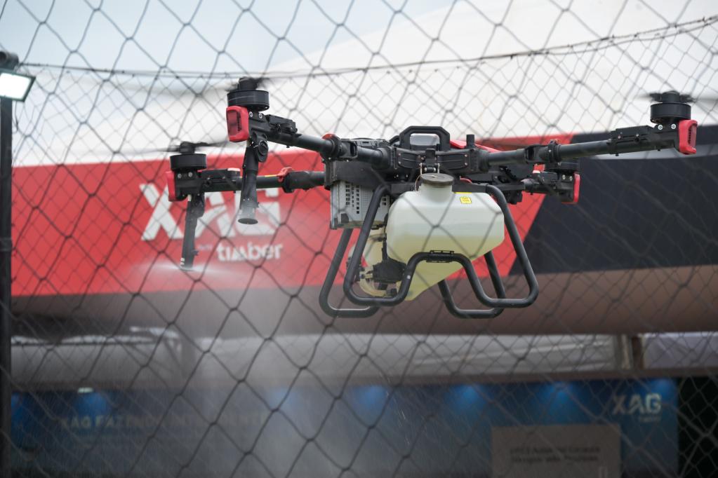On April 29, 2025, at the 2025 Brazilian Agricultural Technology Exhibition held in Ribeiro Preto, S ã o Paulo state, Brazil, an Extreme Flying Agricultural Drone demonstrated spraying. Photo by Xinhua News Agency reporter Chen Haoquan