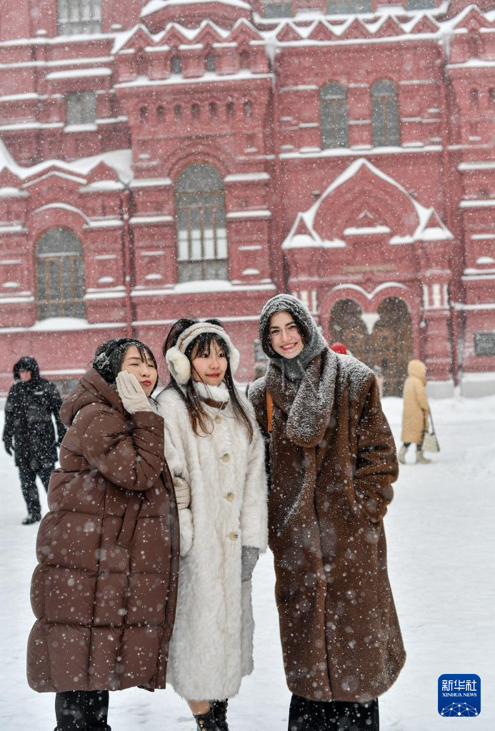 On January 28th, Chinese tourists took a photo with locals on Red Square in Moscow, Russia. Photo by Xinhua News Agency reporter Zhang Chaoqun