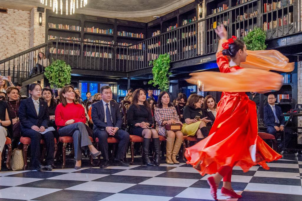 On February 11th, at the Baku Book Center in Azerbaijan, students from the Confucius Institute at the Azerbaijan Language University performed Chinese ethnic dance. Photo by Xinhua News Agency reporter Chen Junfeng