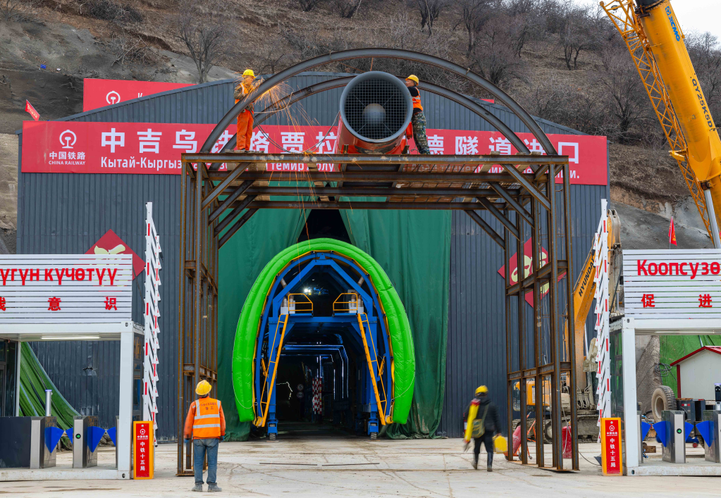   圖為2026年2月11日，在吉爾吉斯斯坦賈拉拉巴德州，中國建設工人為中吉烏鐵路賈拉拉巴德隧道安裝隧道通風設備。 新華社發（任衛雲攝）