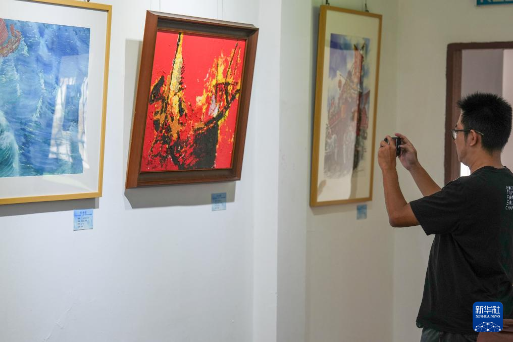 On March 28th, a man took a photo while visiting the China Malaysia Royal Ship themed art exhibition in Malacca, Malaysia. Photo by Xinhua News Agency reporter Chen Zeguo