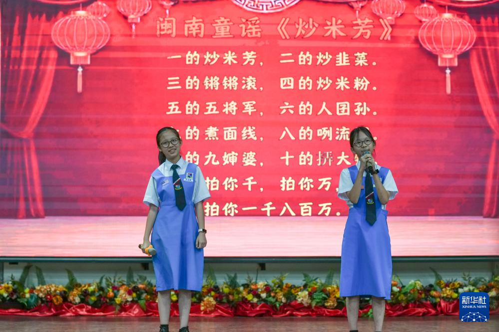 On March 30th, at Malacca Chinese High School in Malaysia, students performed and recited Minnan nursery rhymes. Photo by Xinhua News Agency reporter Chen Zeguo
