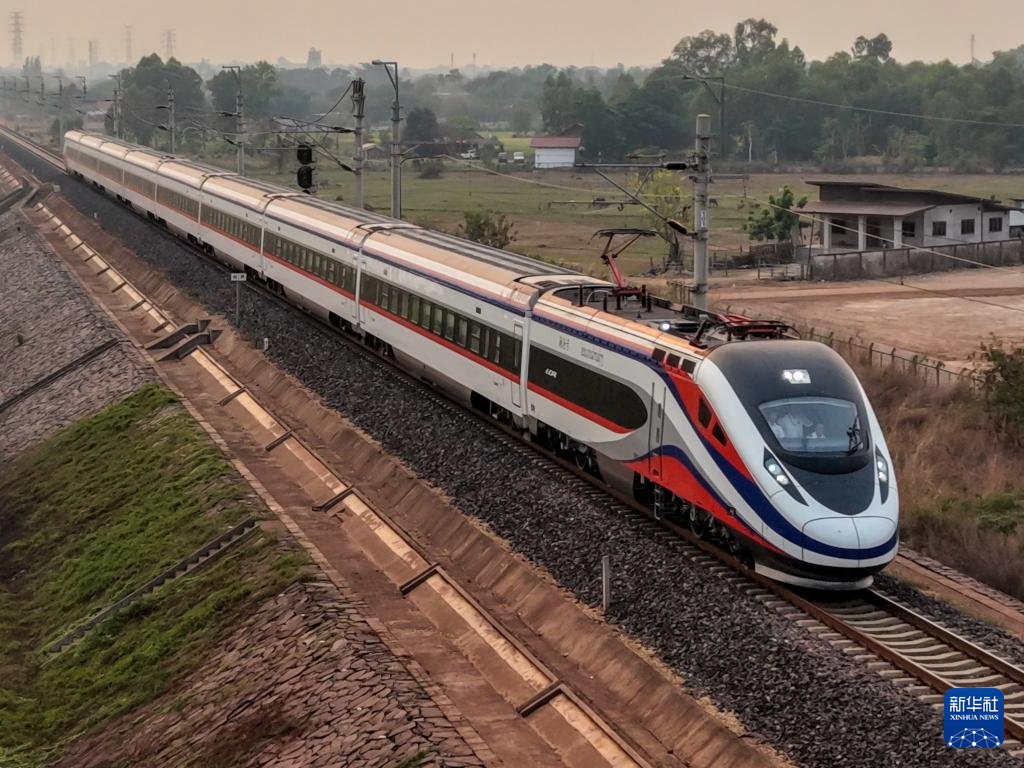    4月13日，一列从中国昆明始发的中老铁路国际旅客列车抵达老挝万象（无人机照片）。新华社发（夏宁钦摄）