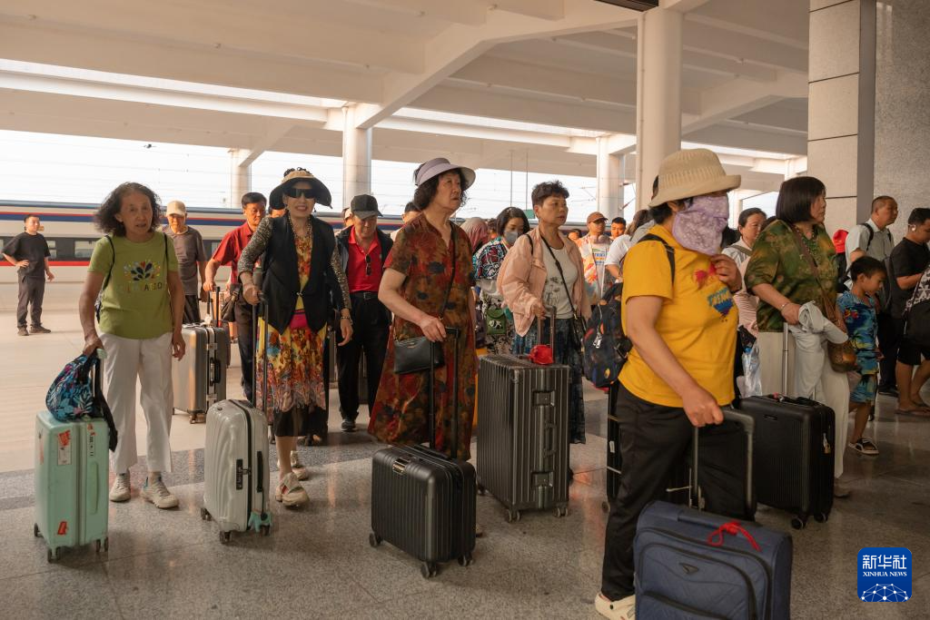    4月13日，在老挝万象，乘坐中老铁路国际旅客列车的旅客抵达中老铁路万象站。新华社发（凯乔摄）