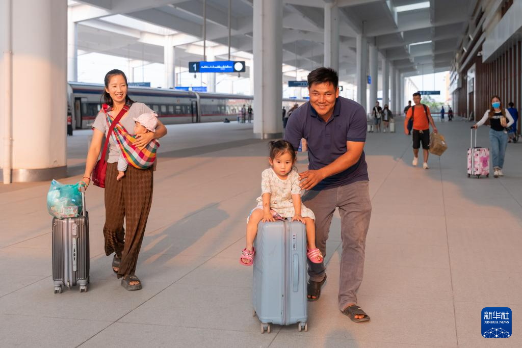    4月13日，在老挝万象，乘坐中老铁路国际旅客列车的旅客抵达中老铁路万象站。新华社发（凯乔摄）