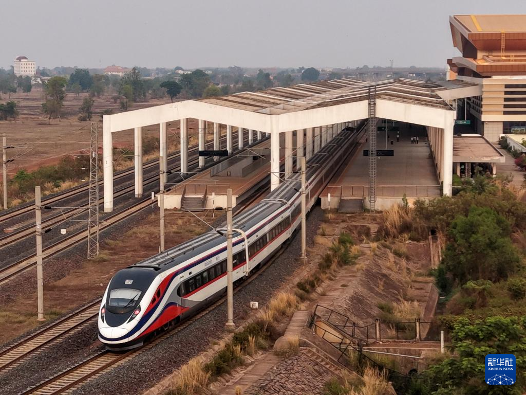    4月13日，一列从中国昆明始发的中老铁路国际旅客列车抵达老挝万象（无人机照片）。新华社发（夏宁钦摄）