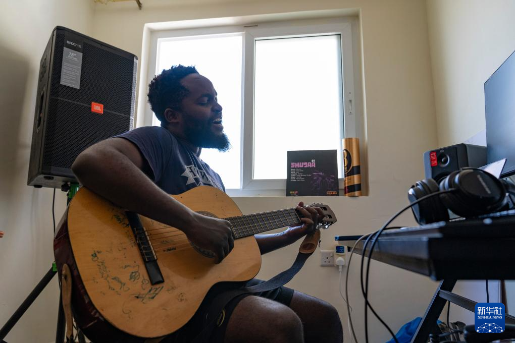 On January 16, 2026, in Kajado County, Kenya, Manuel practiced singing at home. Photo by Xinhua News Agency reporter Xie Jianfei
