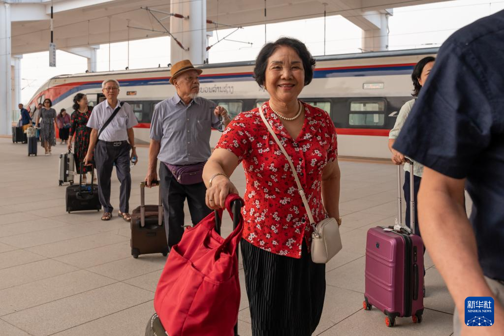    4月13日，在老挝万象，乘坐中老铁路国际旅客列车的旅客抵达中老铁路万象站。新华社发（凯乔摄）