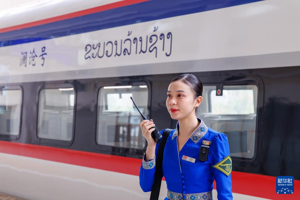 On April 17, the conductor Mu Xi worked on the platform of Luang Prabang Station of China Laos Railway. Photo by Xinhua News Agency reporter Chen Yichen