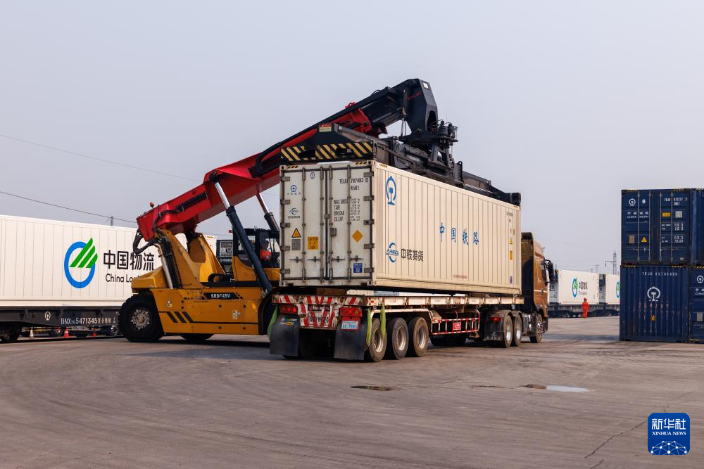 On April 17, in Vientiane, the capital of Laos, a container front crane operated in the freight yard of Vientiane South Station of China Laos Railway. Photo by Xinhua News Agency reporter Chen Yichen