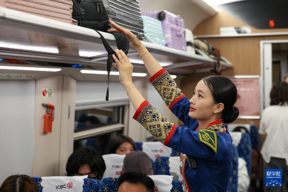 On April 15, conductor Guo Moli worked on the D87 China Laos Railway International Passenger Train. Photo by Xinhua News Agency reporter Chen Yichen